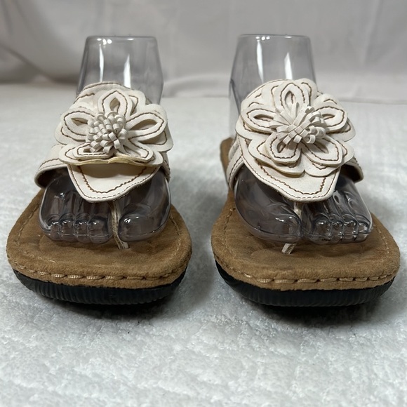 Cliffs carnation cushion white thong leather sandals with floral detail 7.5 - Picture 2 of 10